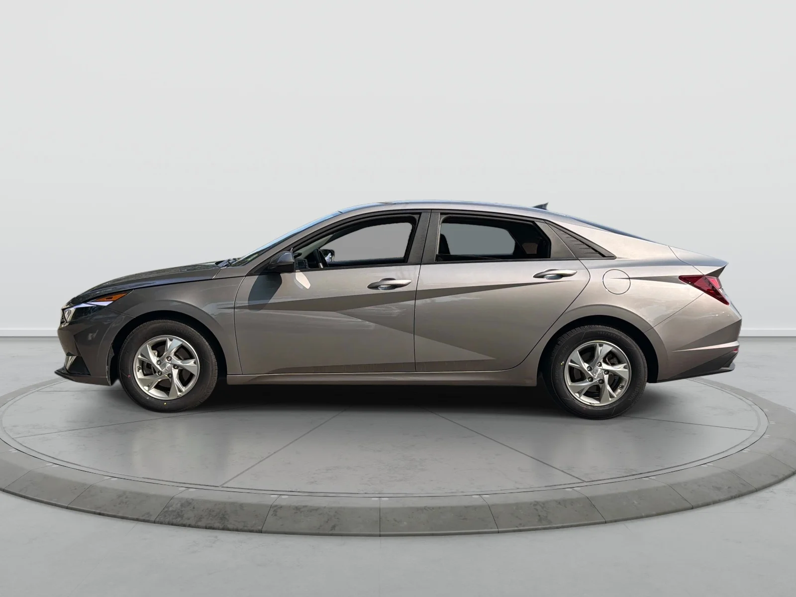 Used 2023 Silver Hyundai SE image 4
