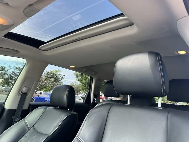Used 2017 White INFINITI Base image 37