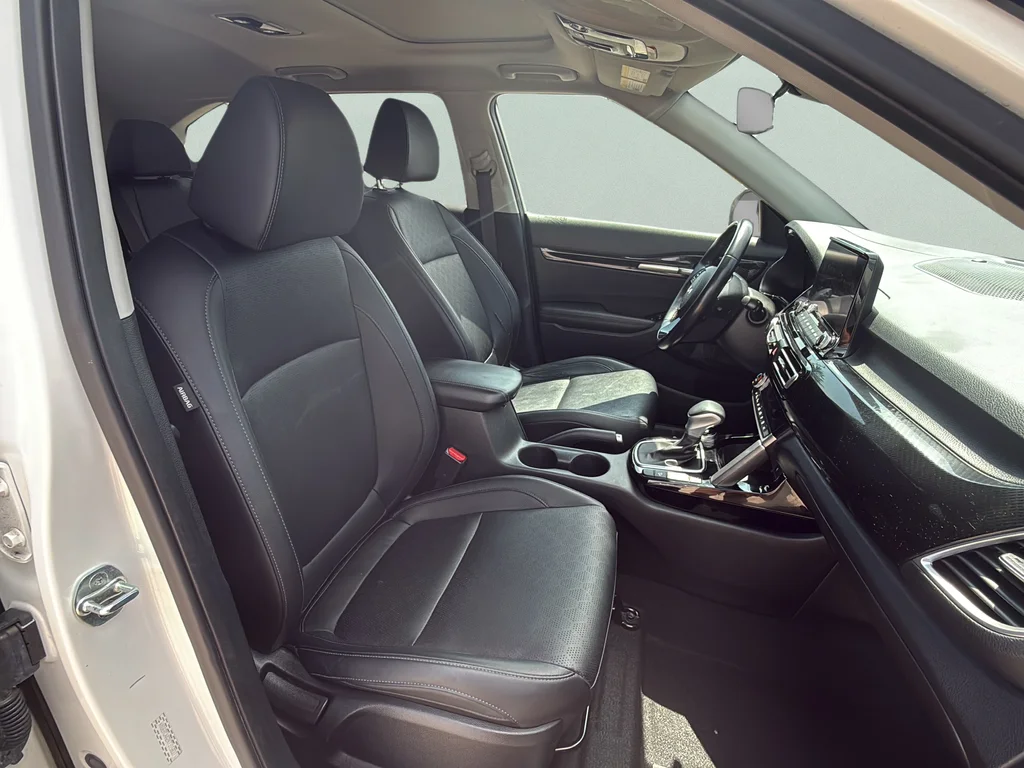 Used 2022 Snow White Pearl Kia EX image 21