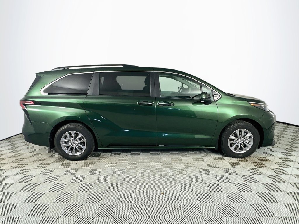 Used 2025  Toyota XLE AWD image 8