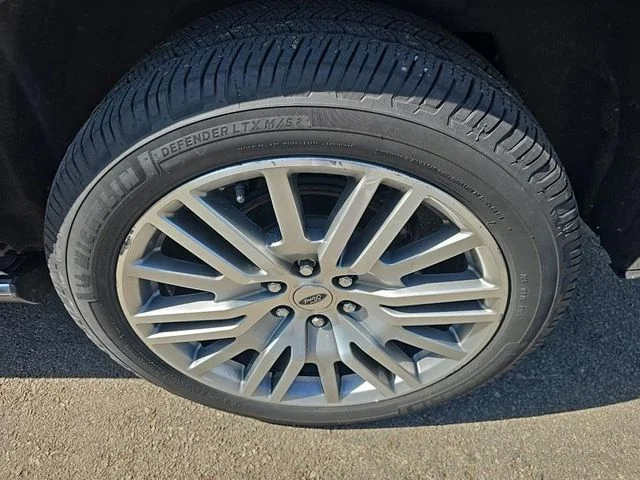 Used 2022  Ford Limited image 13