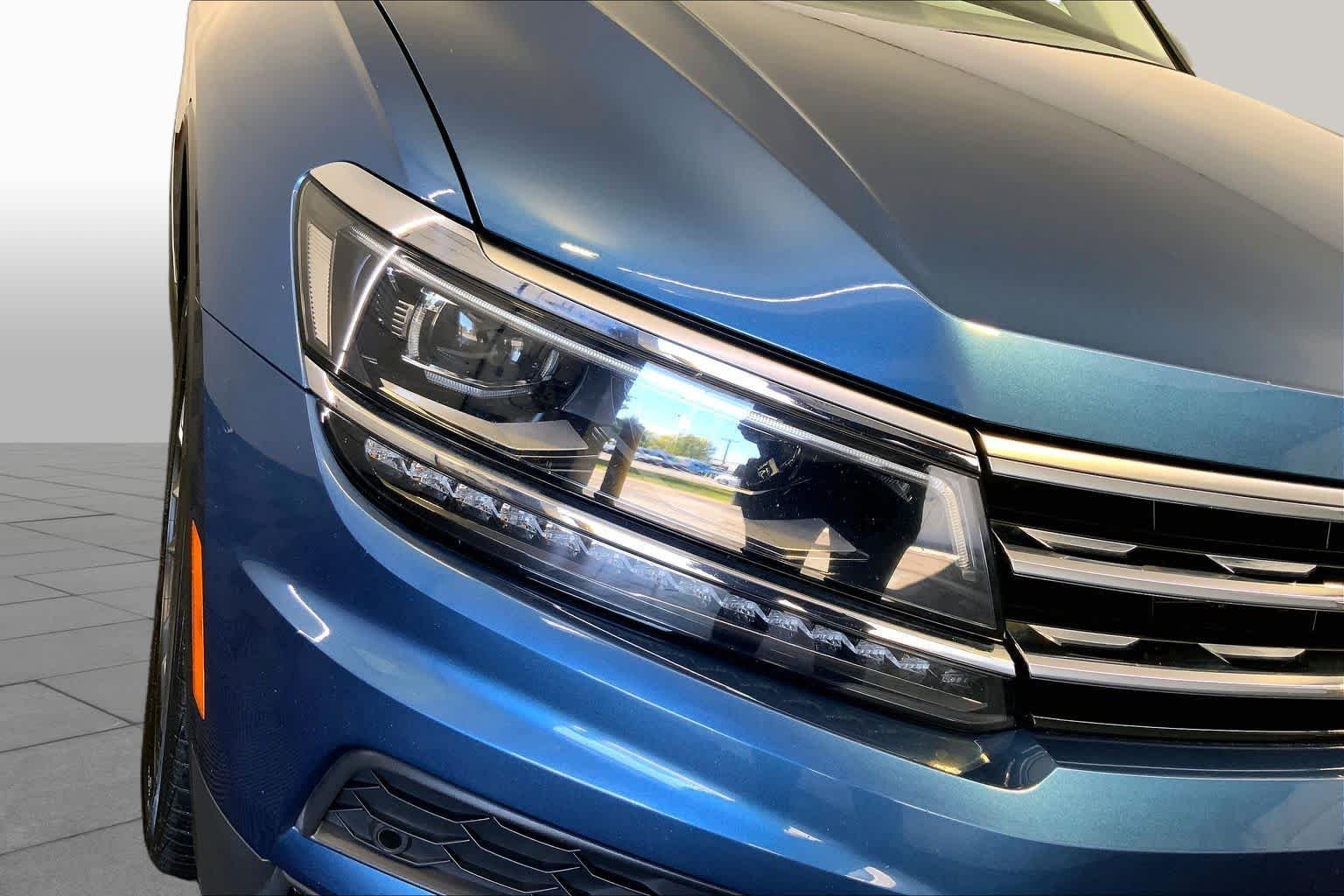 Used 2019 Deep Black Pearl Volkswagen SEL Premium image 27