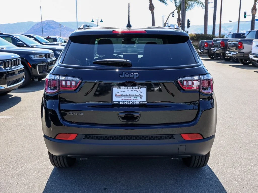 New 2026 Diamond Black Crystal Pearl-Coat Exterior Paint Jeep Latitude image 4