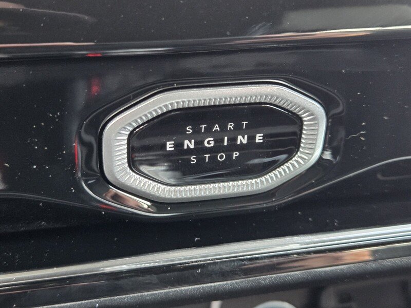 New 2026 Diamond Black Crystal Pearl-Coat Exterior Paint Jeep LAREDO ALTITUDE 4X4 image 27