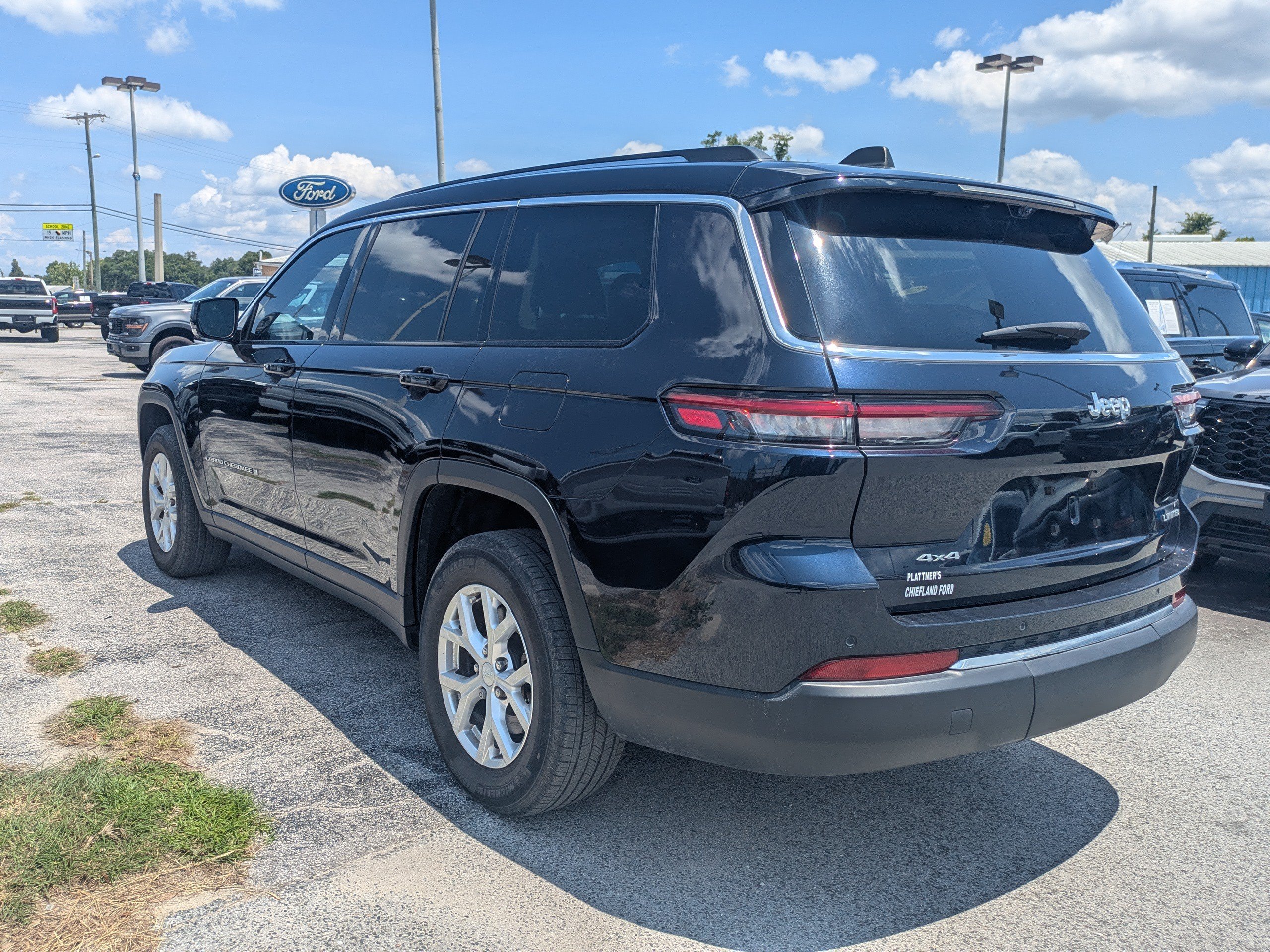 Used 2023 Midnight Sky Jeep Limited image 6