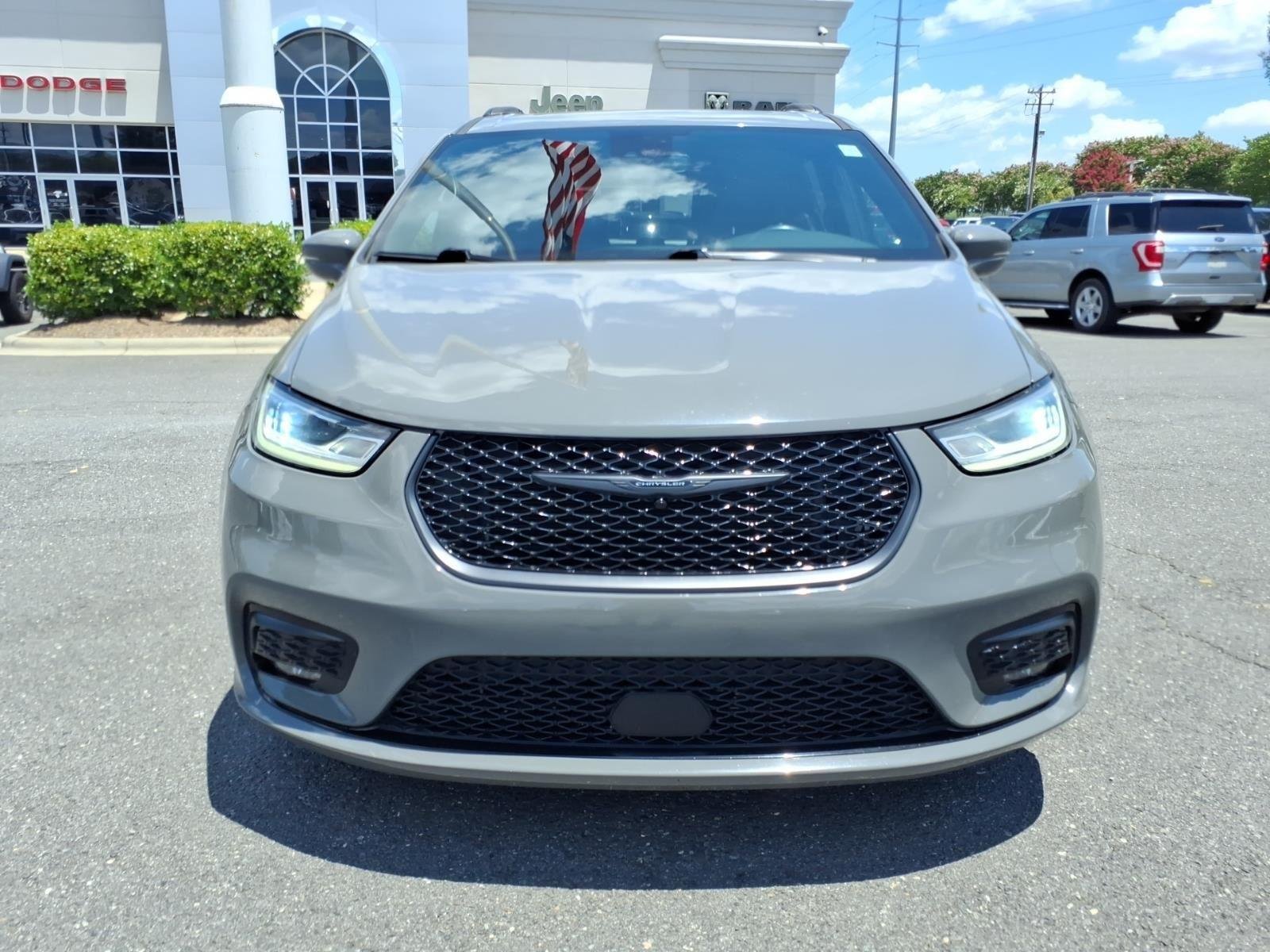 Used 2021 Ceramic Gray Clearcoat Chrysler Touring L image 12