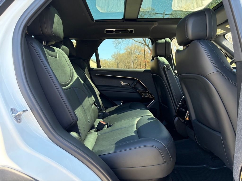 Used 2023 White Land Rover SE image 17