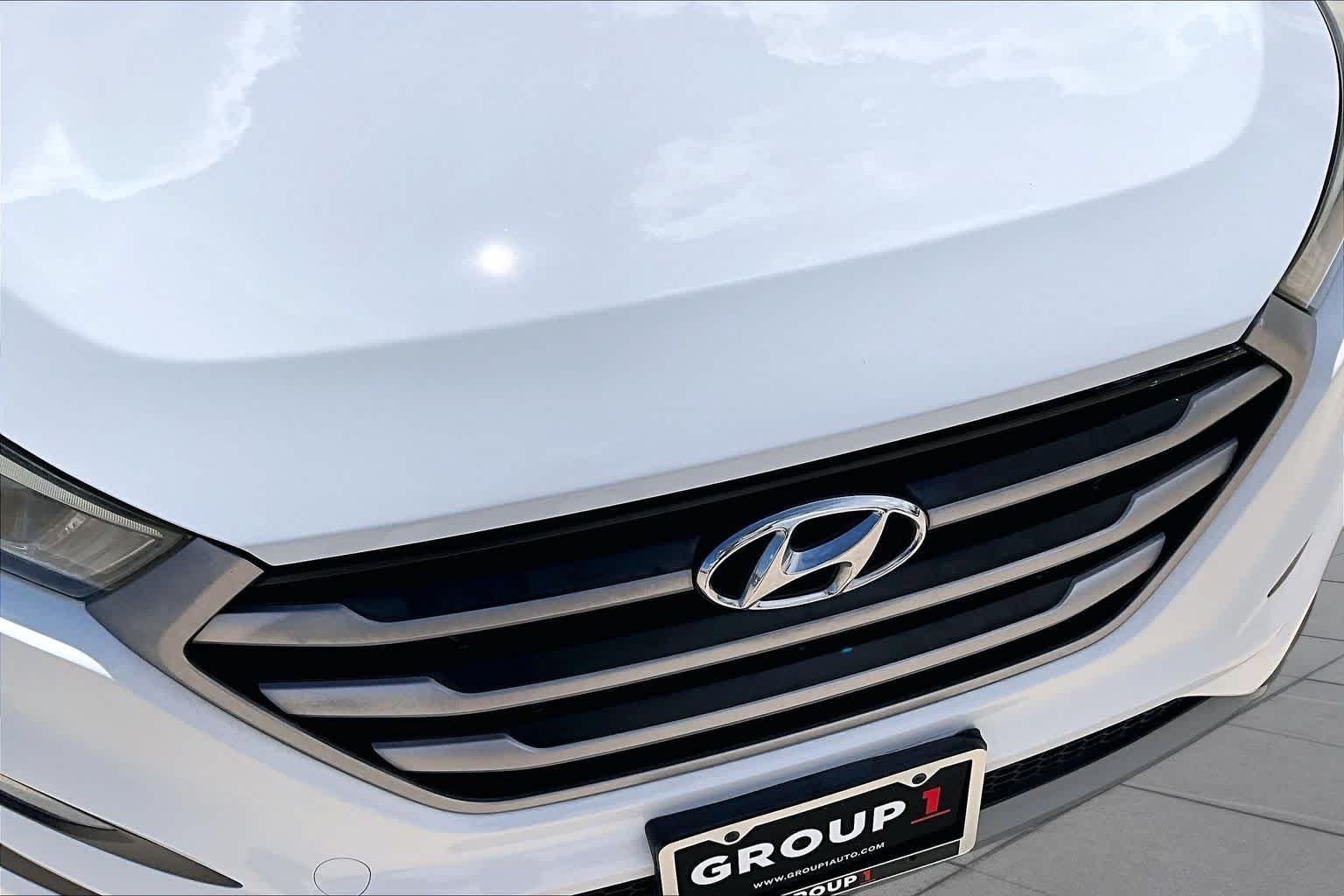 Used 2017 Dazzling White Hyundai Sport image 29
