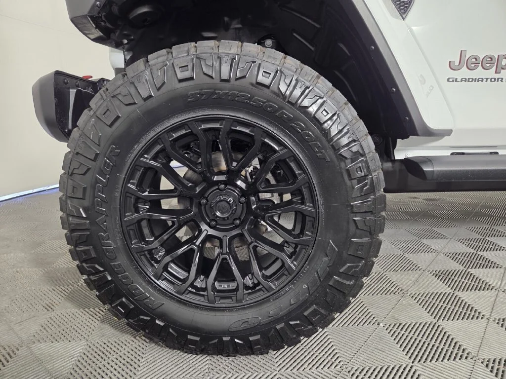 New 2026 Bright White Clear-Coat Exterior Paint Jeep Rubicon image 7