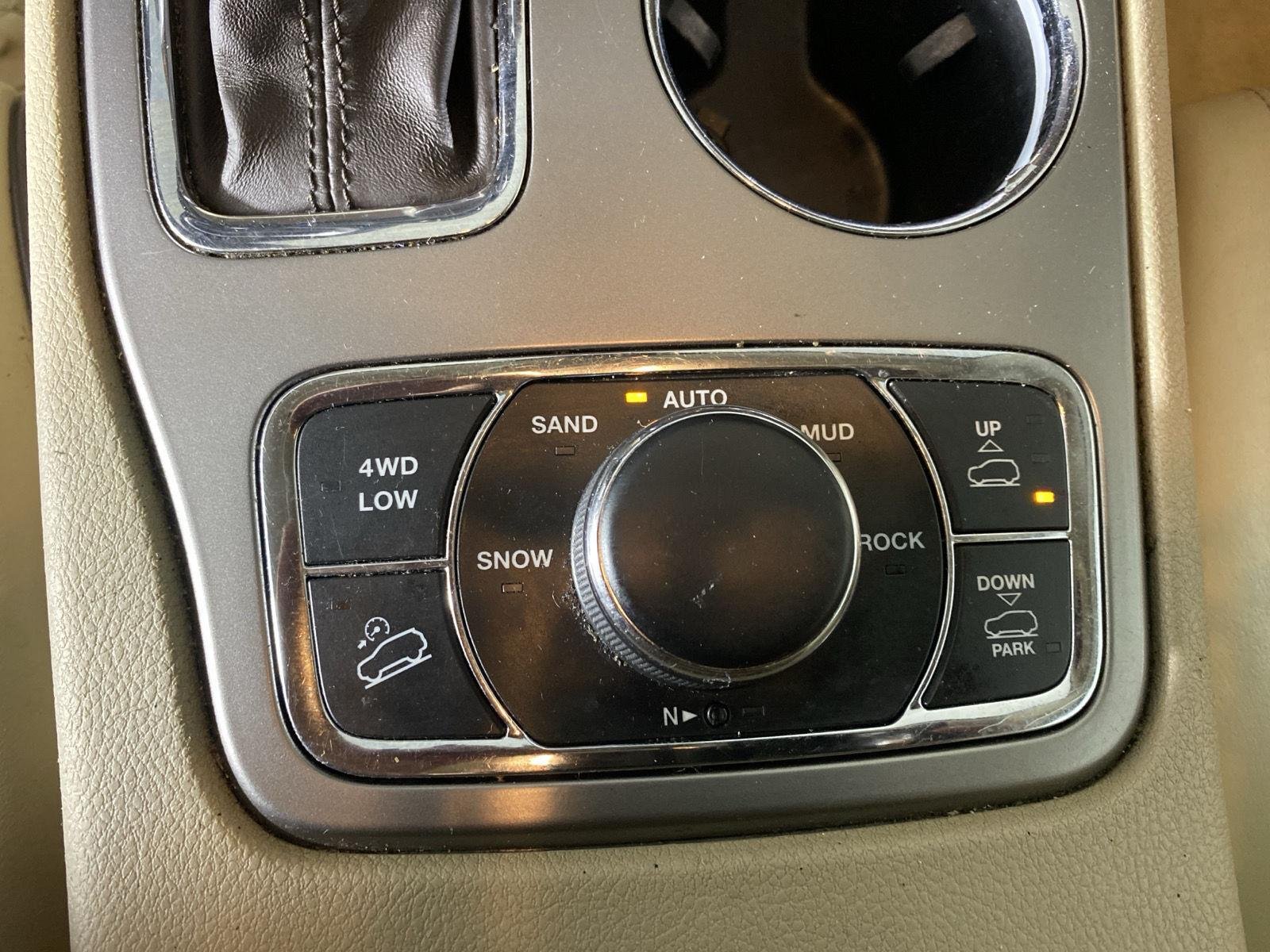 Used 2020 Diamond Black Crystal Pearlcoat Jeep Overland image 32
