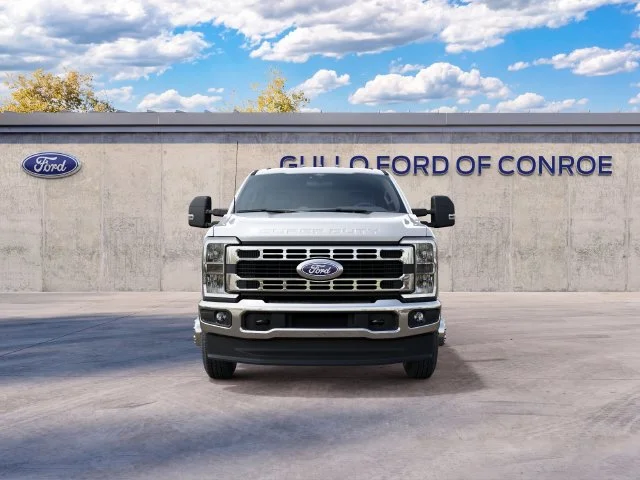 New 2027 Oxford White Ford XLT image 3
