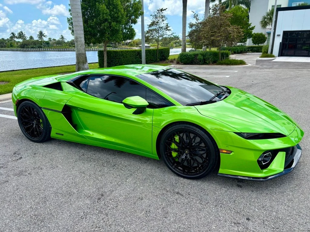 Used 2026 Verde Selvans Metallic Lamborghini  image 4
