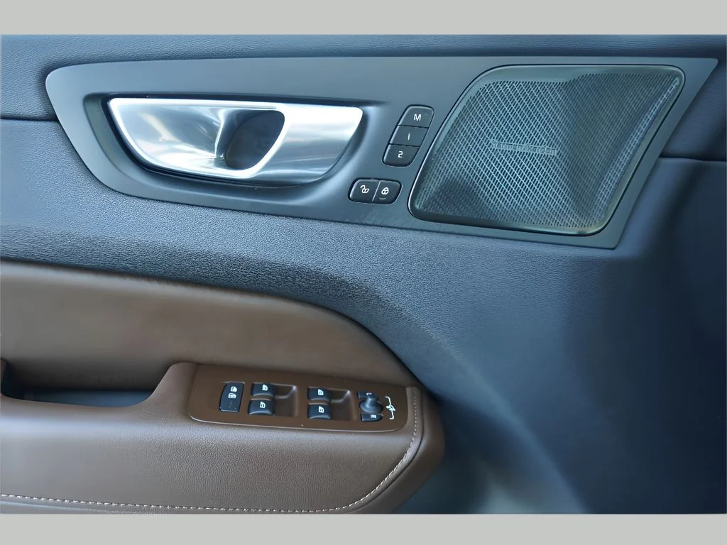 2025 Volvo XC60 Plus - Photo 9