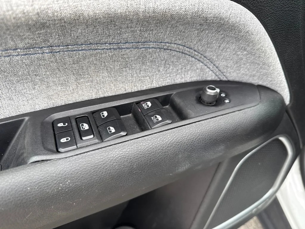 Used 2024 White/off-white Jeep Latitude image 11