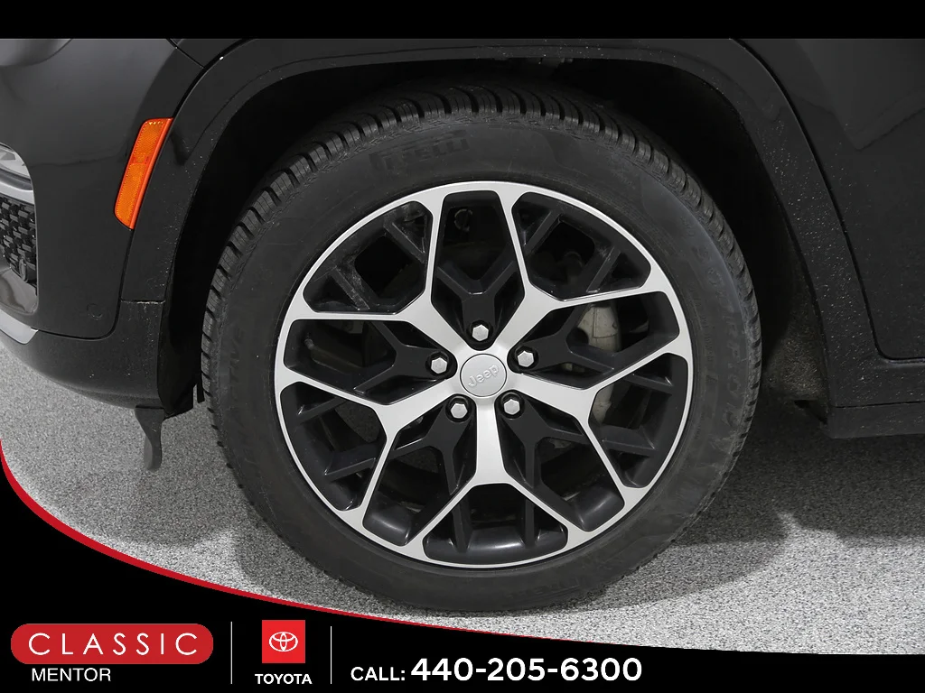Used 2023 Diamond Black Crystal Pearl Coat Jeep  image 25