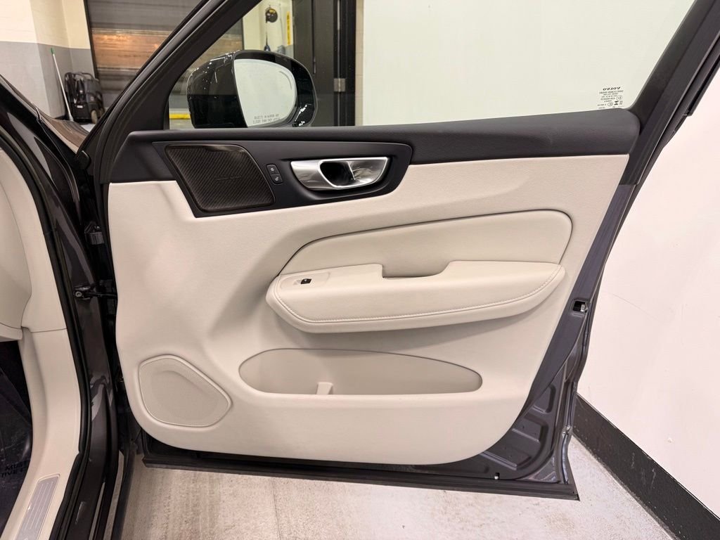Used 2023 Gray Volvo  image 27