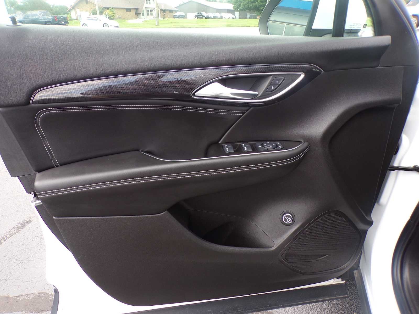Used 2022 Summit White Buick Preferred image 9