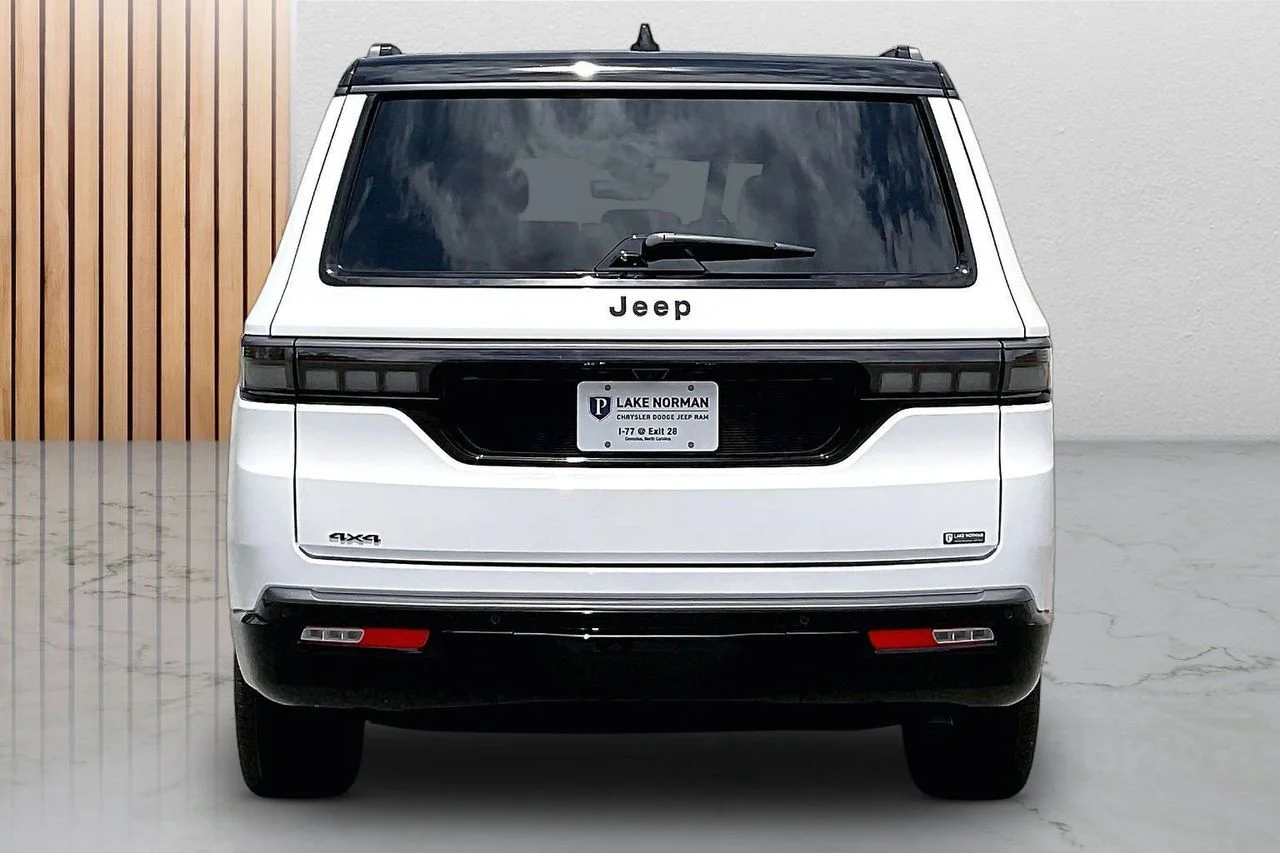 New 2026 Bright White Clear-Coat Exterior Paint Jeep Summit Obsidian image 8