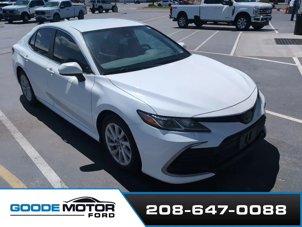 2022 Toyota Camry LE's photo