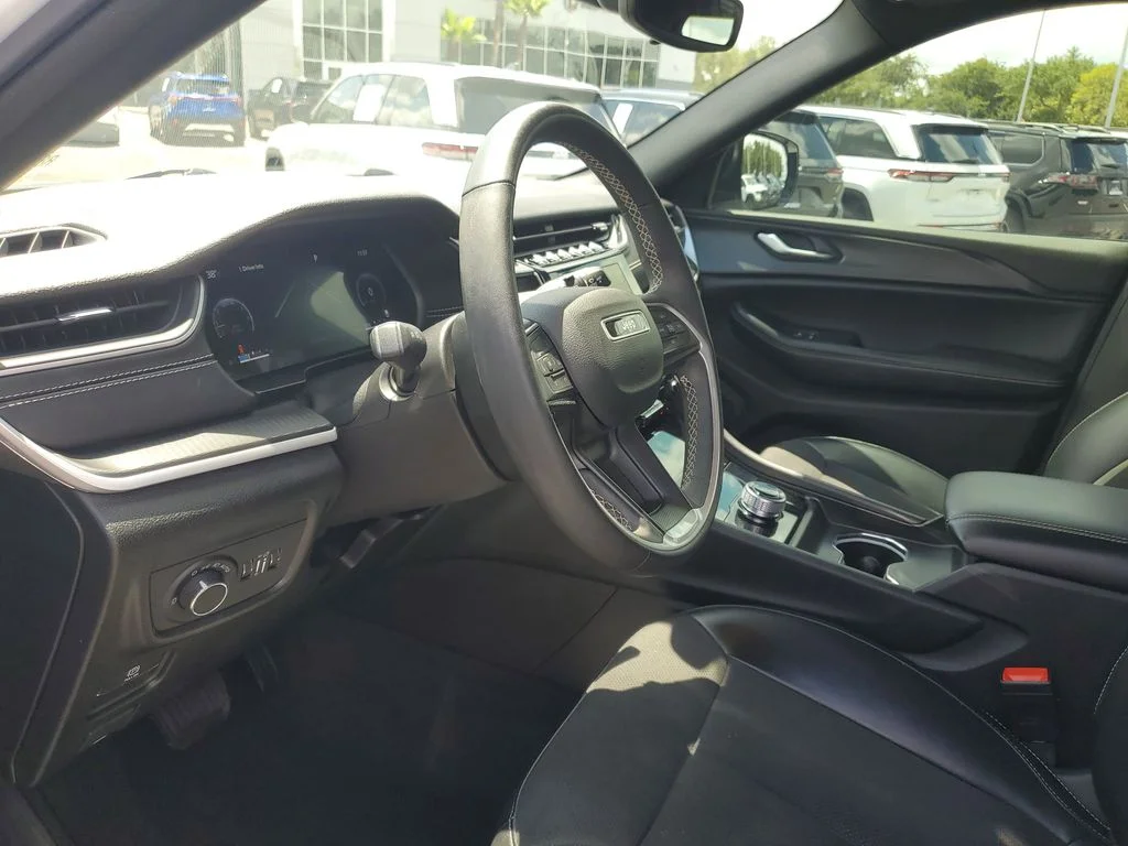 Used 2024 White Jeep Altitude image 10