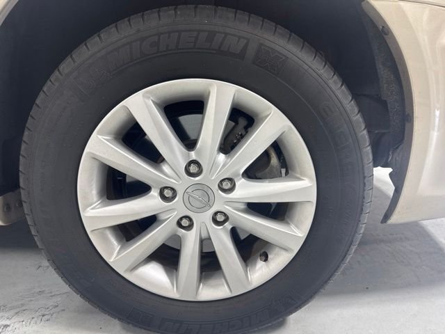 Used 2015 Beige Chrysler Limited image 9