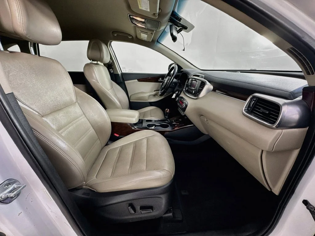 Used 2016 White Kia EX image 40