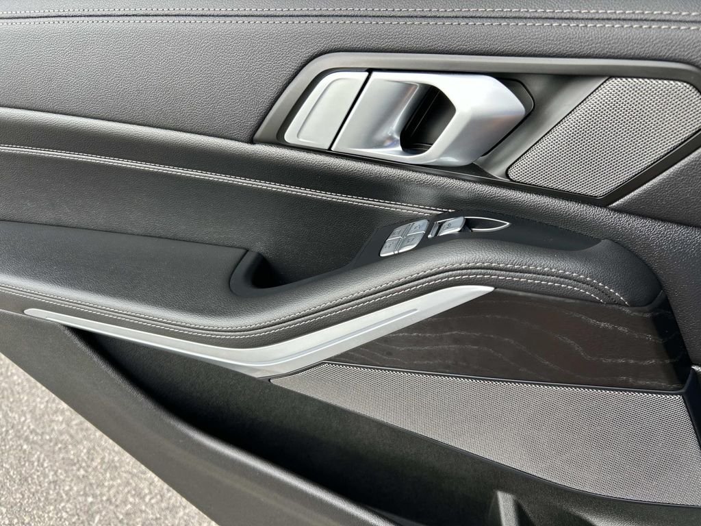 Used 2021 Arctic Gray Metallic BMW xDrive40i image 18