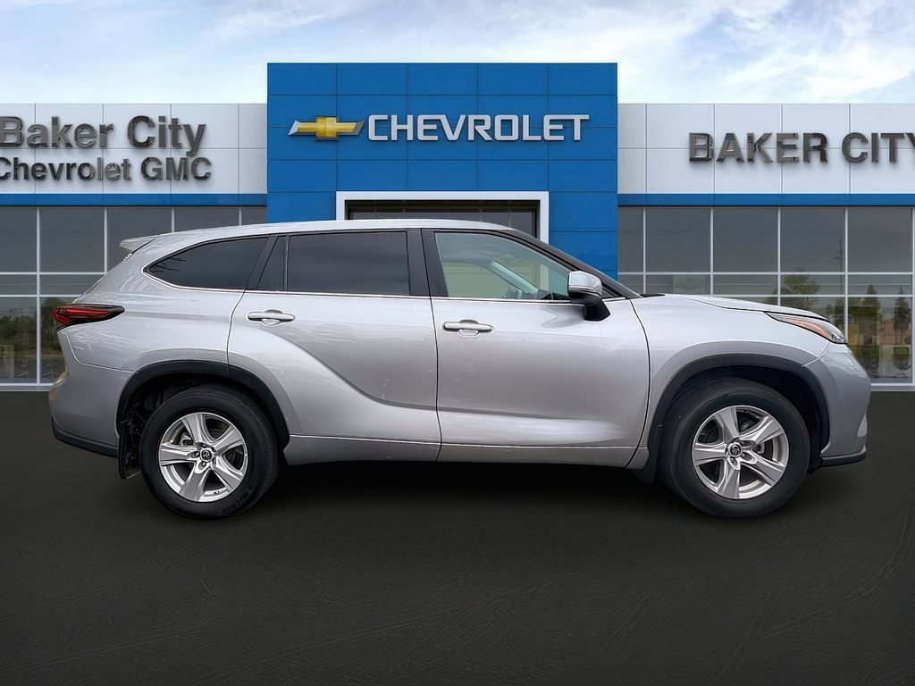 2024 Toyota Highlander LE photo 2