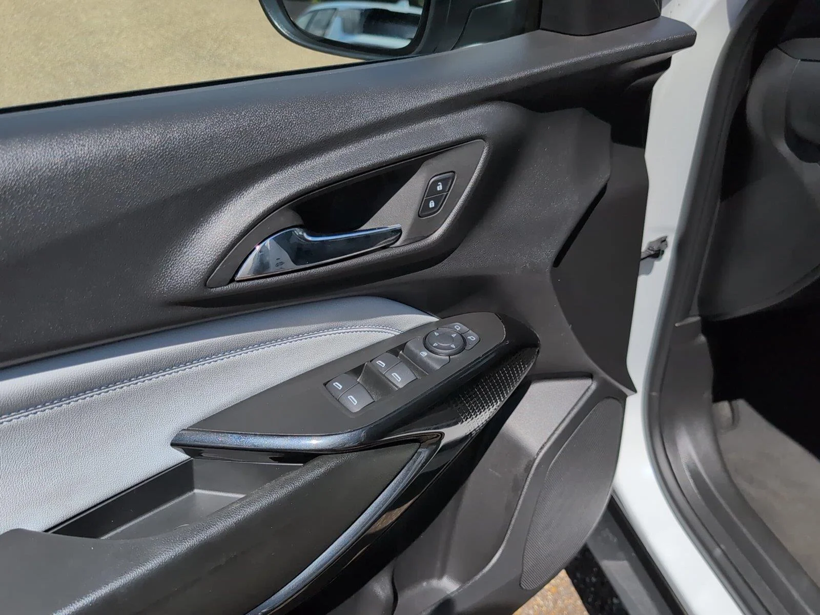 Used 2025 Summit White Chevrolet LT image 12