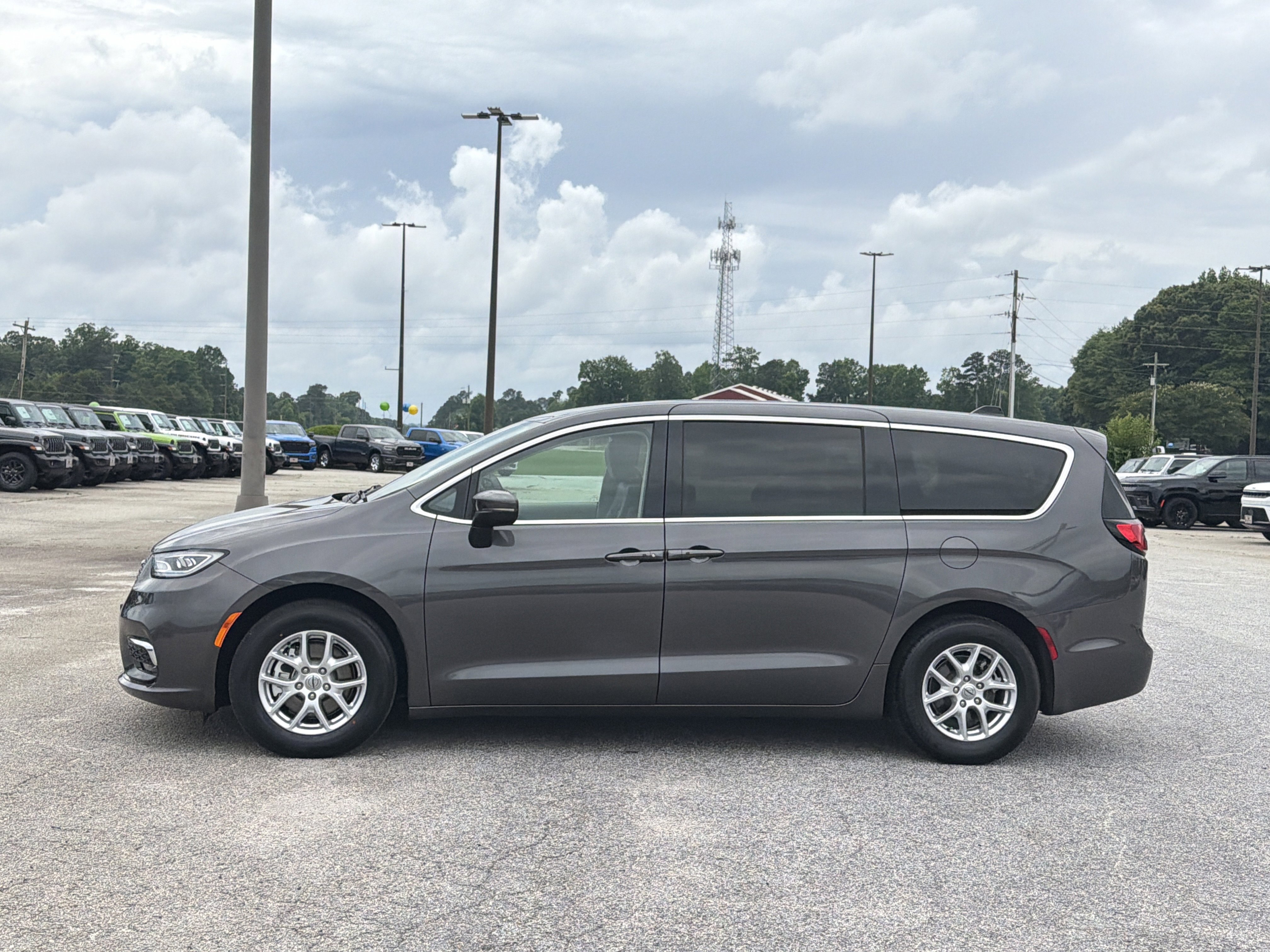Used 2023 Granite Crystal Metallic Clearcoat Chrysler Touring L image 5