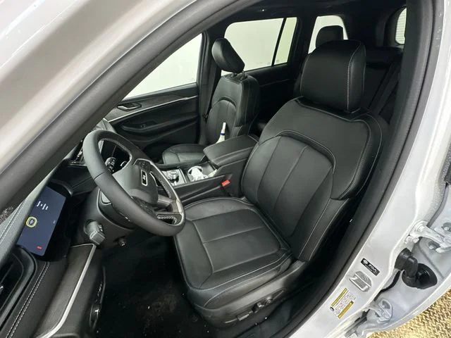 New 2026 Bright White Clear-Coat Exterior Paint Jeep Limited Reserve image 15