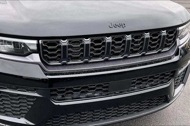 New 2026 Diamond Black Crystal Pearl-Coat Exterior Paint Jeep Laredo image 35