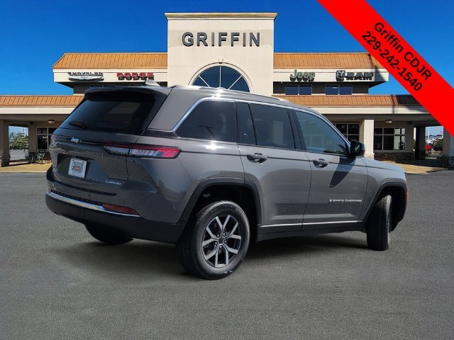 New 2027 Sting-Gray Clear-Coat Paint Jeep Laredo image 4
