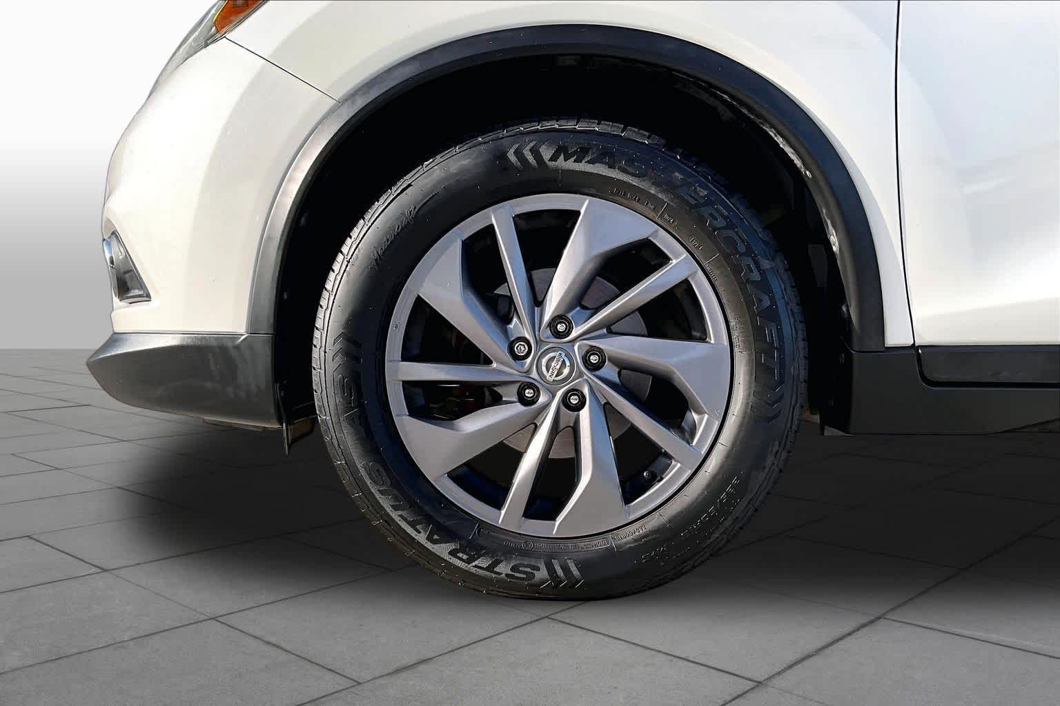 Used 2016 Pearl White Nissan SL image 11