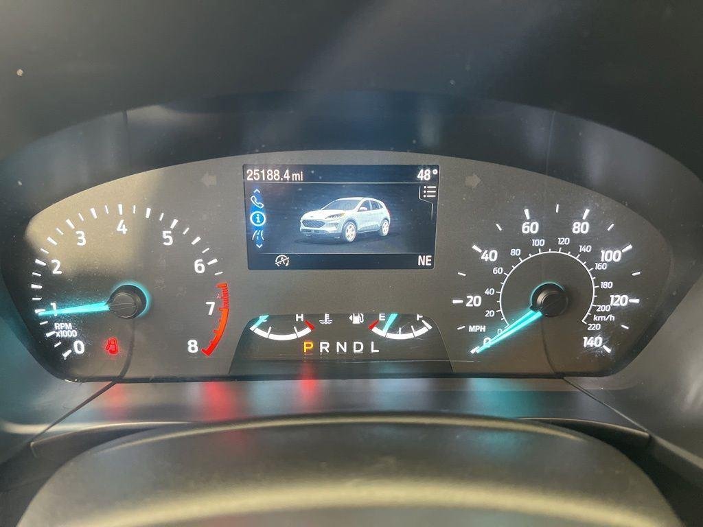 Used 2022 White Metallic Ford SE image 19