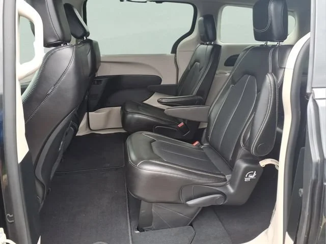 Used 2024 Black Chrysler Touring L image 20