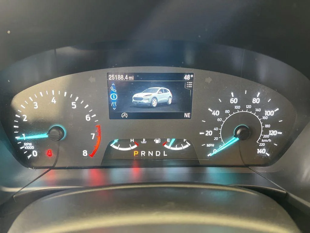 Used 2022 White Metallic Ford SE image 19
