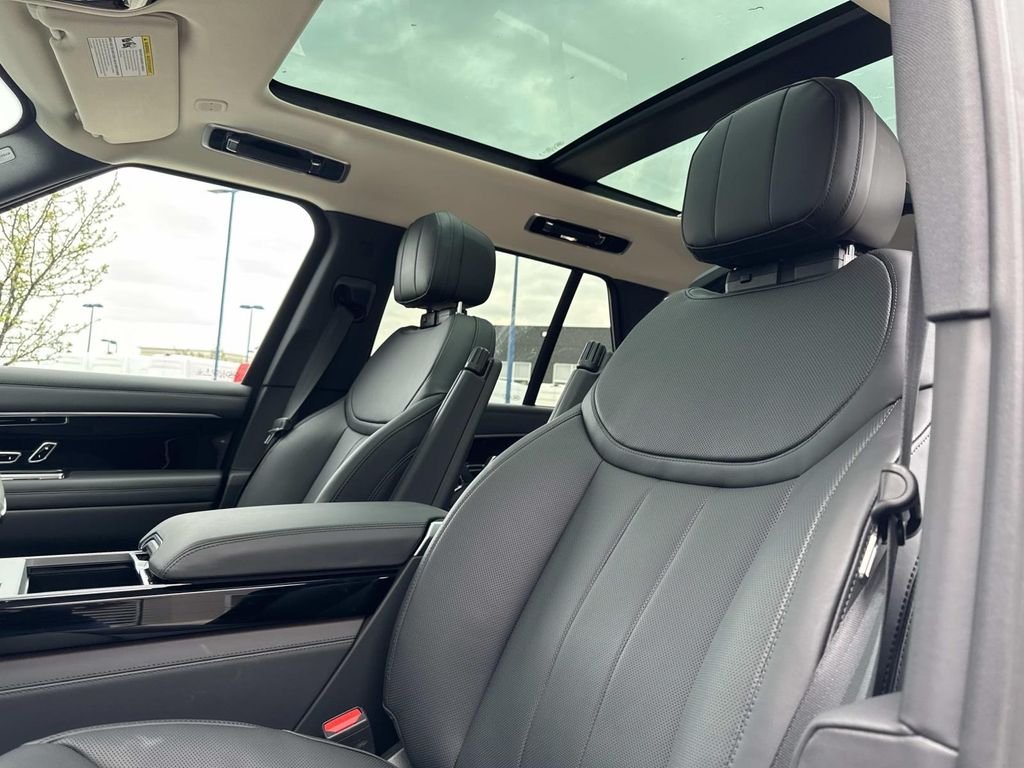 New 2026 Fuji White Land Rover SE image 21