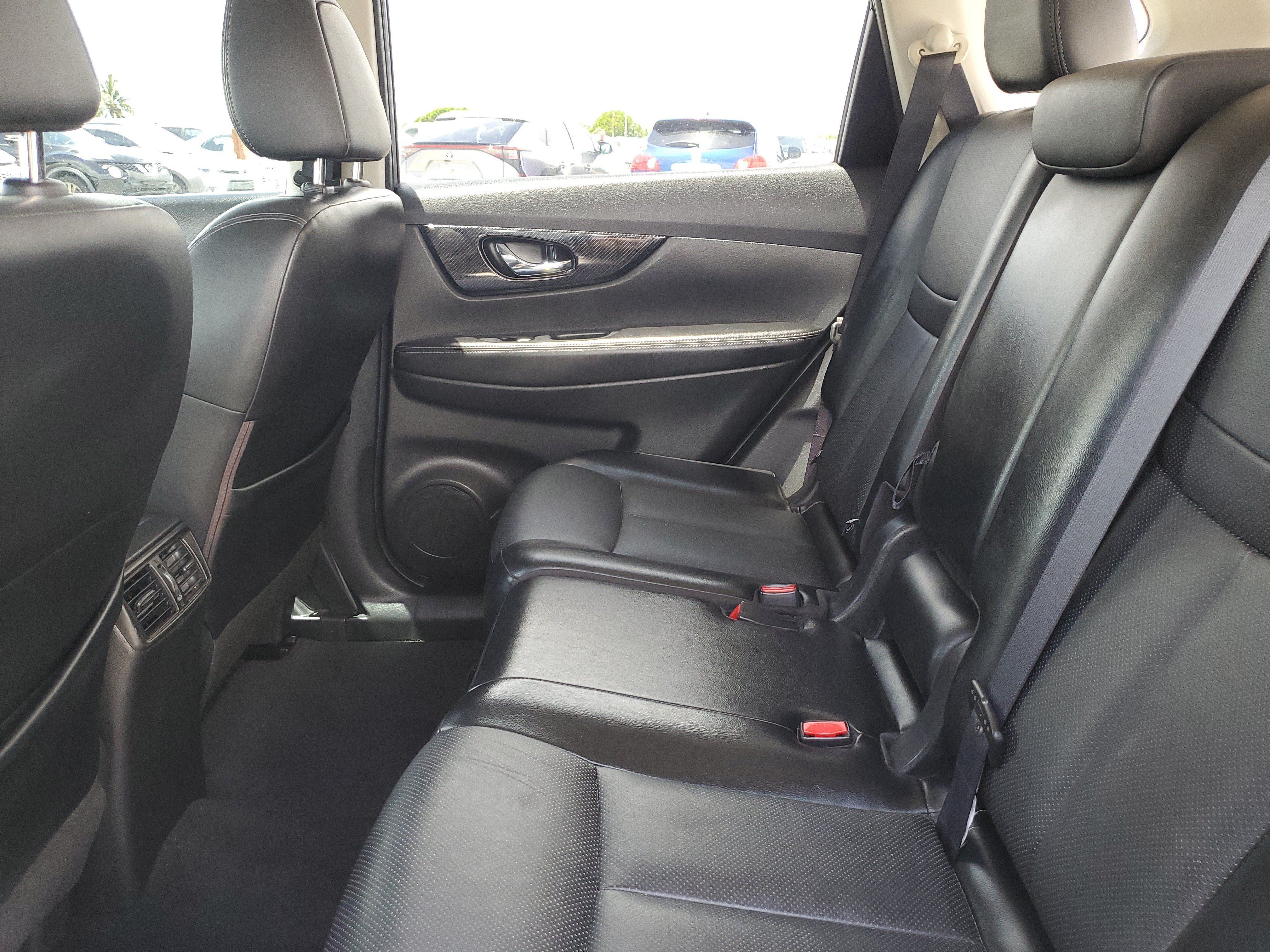Used 2018 Gun Metallic Nissan SL image 12