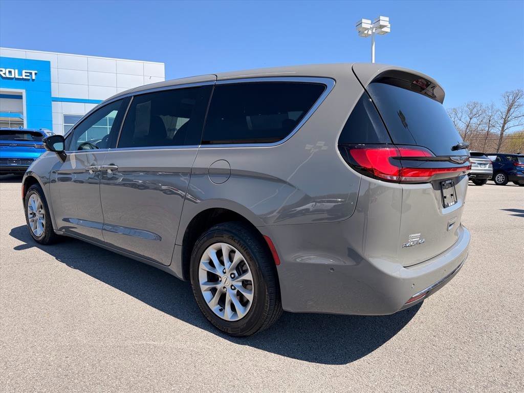 Used 2025 Ceramic Gray Clearcoat Chrysler Select image 3