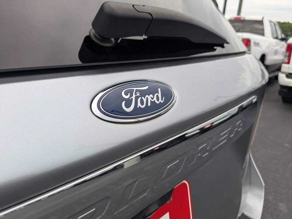 Used 2021  Ford Limited image 32
