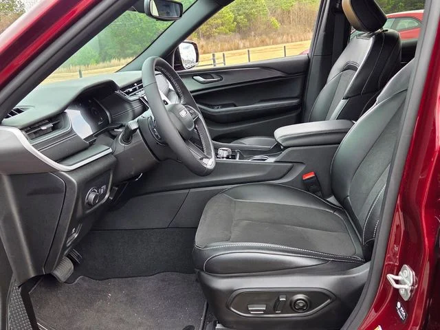 New 2024 Velvet Red Pearl-Coat Exterior Paint Jeep Altitude X image 6