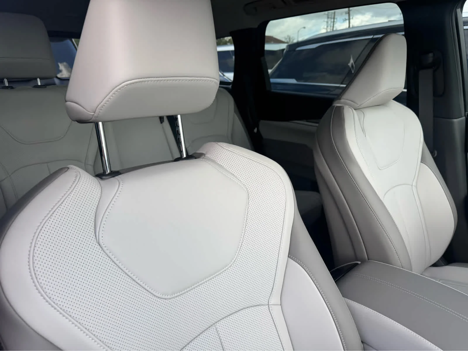 New 2027 RADIANT WHITE INFINITI Luxe FWD image 9