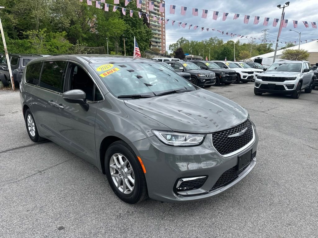 2023 Chrysler Pacifica Touring's photo