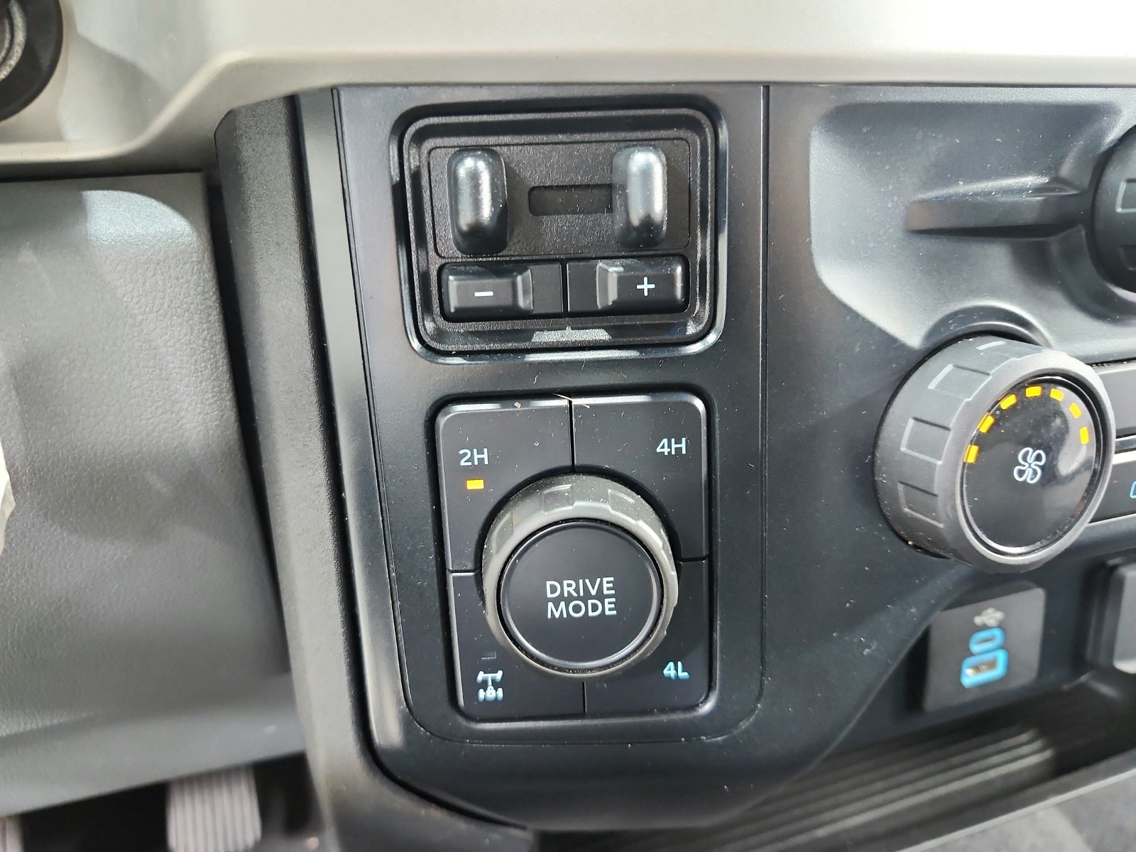 Used 2023 Oxford White Ford XL image 26