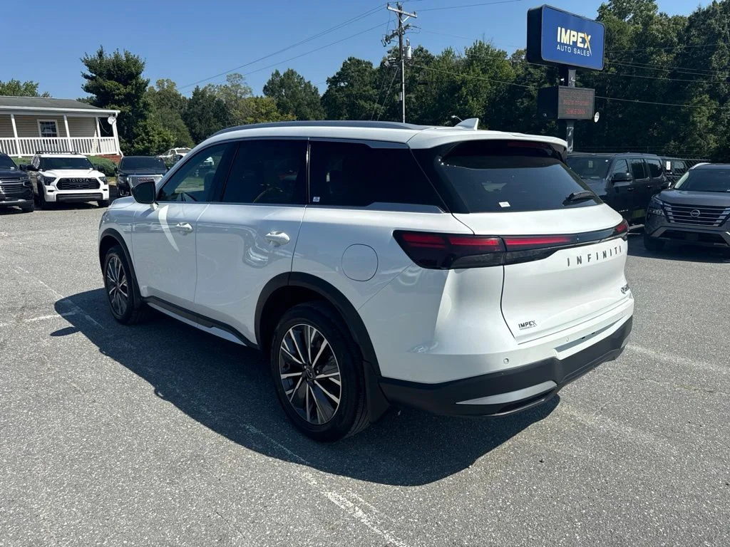Used 2026 White INFINITI LUXE image 3