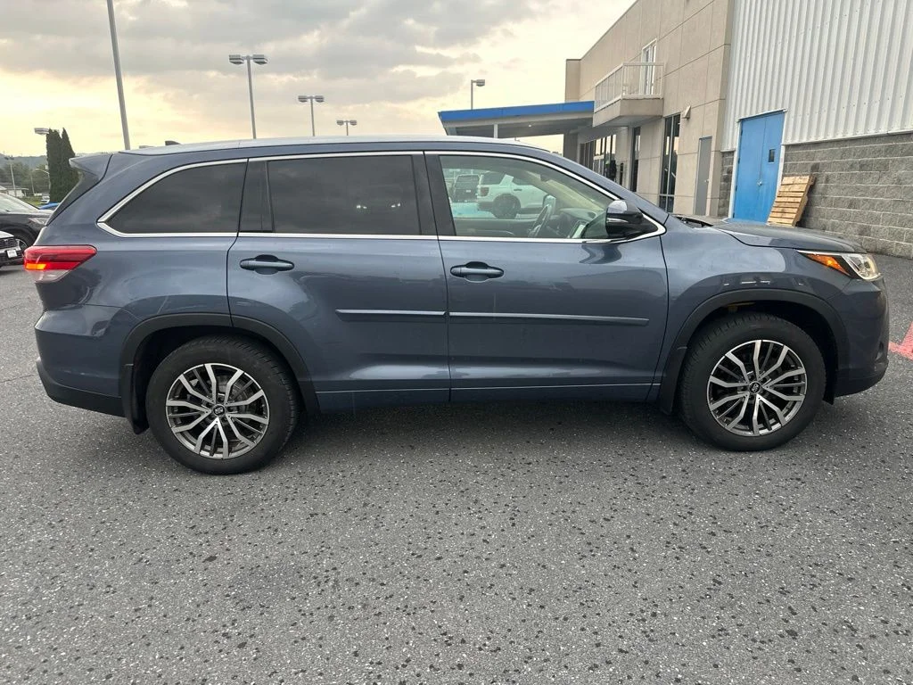 Used 2018 Shoreline Mist Toyota Limited Platinum image 2