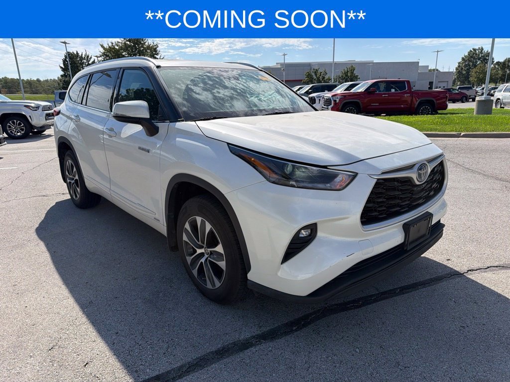 Used 2021 White Toyota XLE image 3