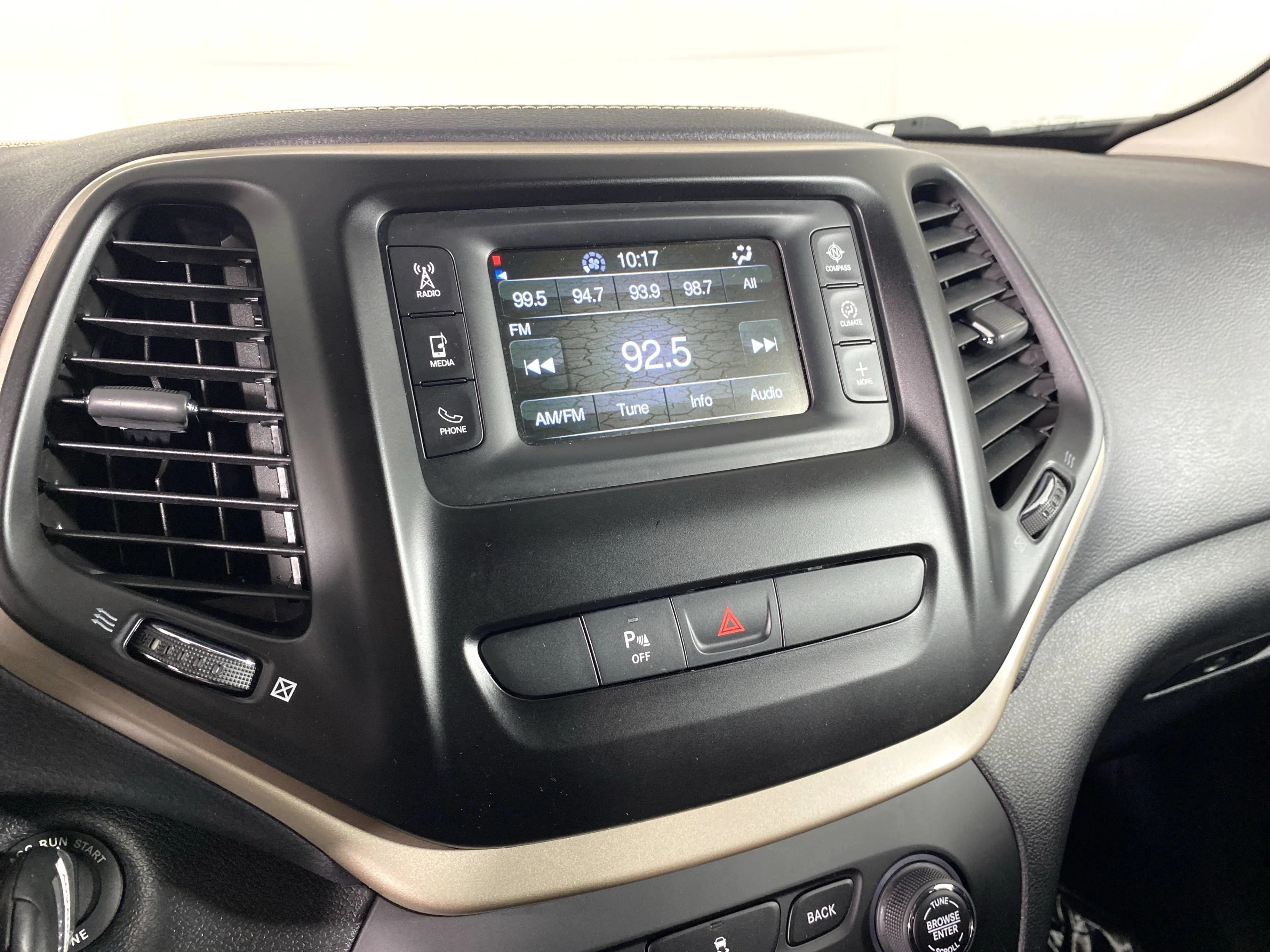 Used 2018 Diamond Black Crystal Pearlcoat Jeep Latitude image 26