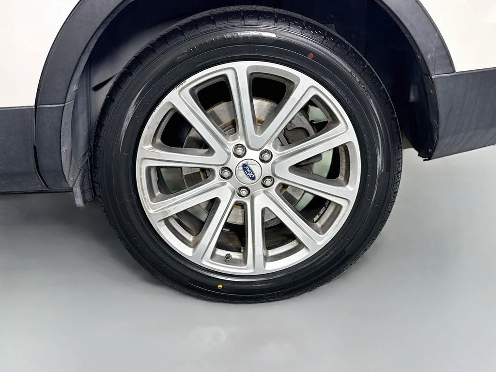 Used 2017 White Platinum Clearcoat Metallic Ford Limited image 33